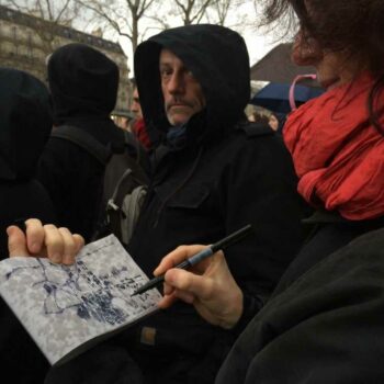 Peindre sous l'eau, place de la République, Paris - photo Les Inrocks