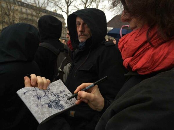 Peindre sous l'eau, place de la République, Paris - photo Les Inrocks