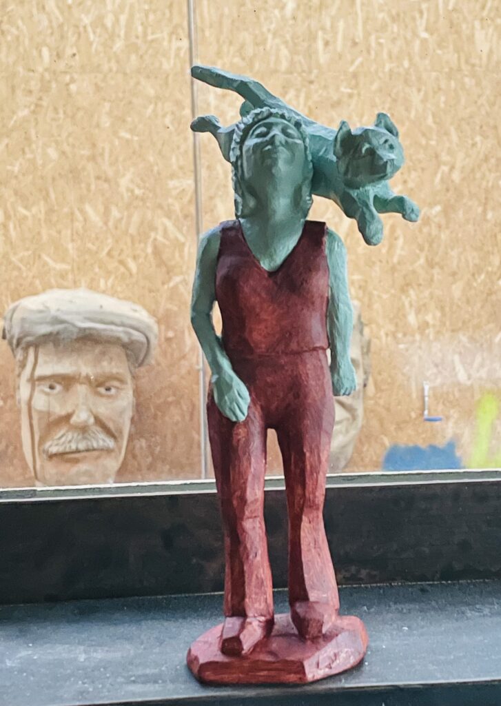 sculpture d'une jeune femme avec un louveteau dans ses cheveux