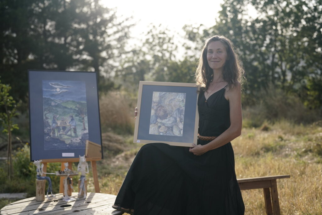 Amélie Boissy et 2 de ses derniers tableaux lors de l'exposition l'art au jardin - été 2025
